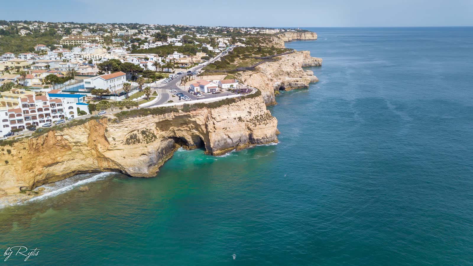 Vista aérea das falésias e da vila de Carvoeiro, Algarve