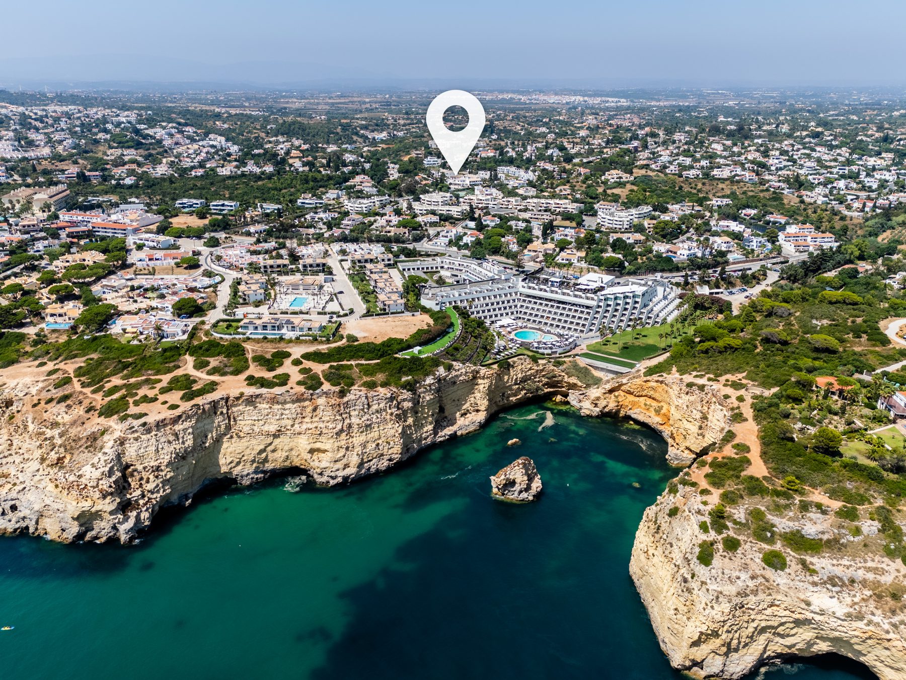 Vista aérea de Carvoeiro com a localização do Primelife acima das falésias do Algar Seco