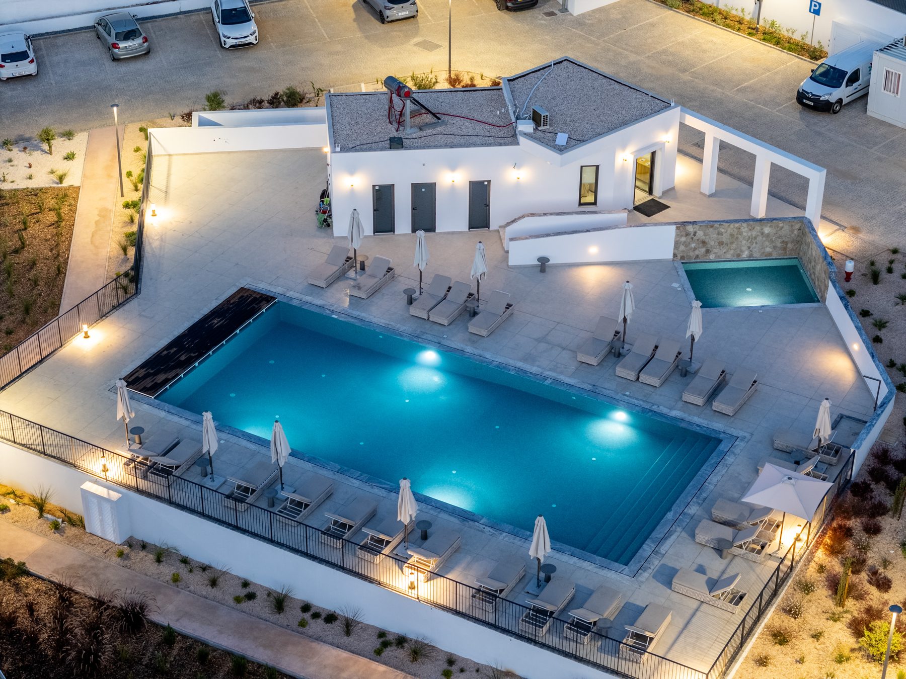 Piscina do Primelife iluminada ao anoitecer