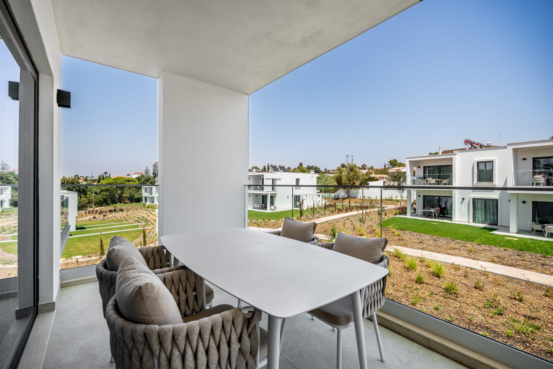 Varanda de um apartamento Primelife com vista para os jardins